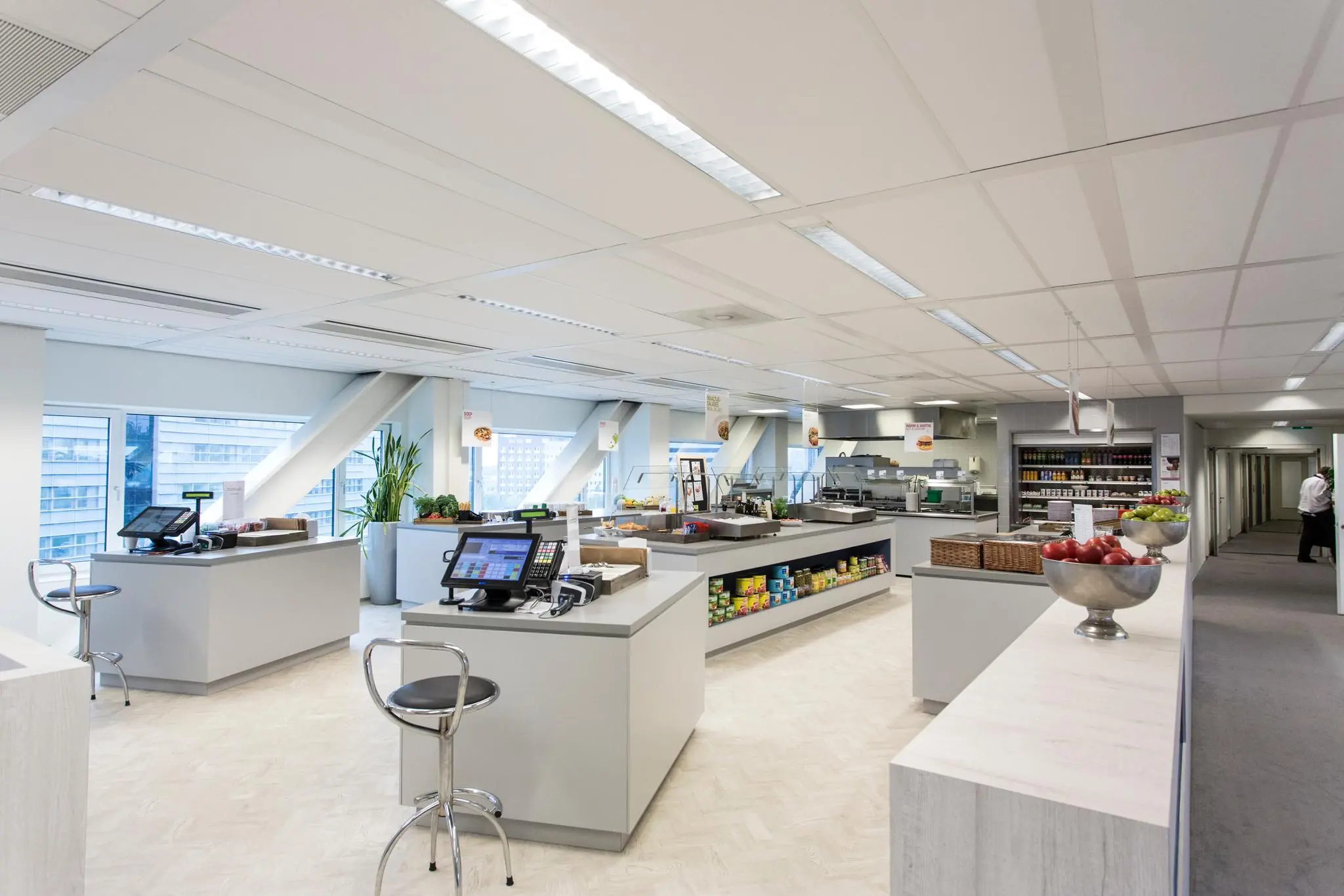 Moderne en lichte bedrijfsrestaurant op de Rivium Boulevard met meerdere selfservice-eilanden en kassa’s.